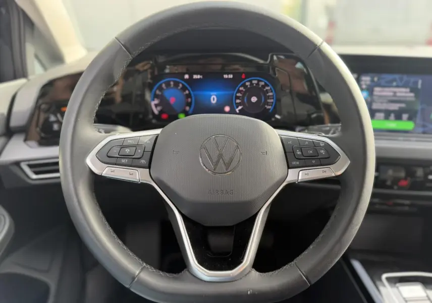 Volant cuir multifonctions Volkswagen Golf VIII 2024 vu de face avec tableau de bord digital et écran central.