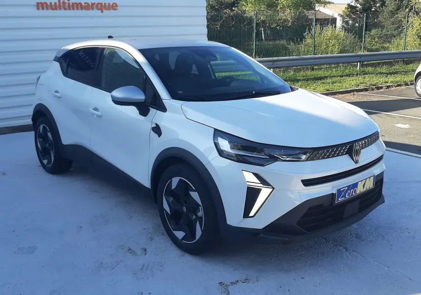 Renault Captur 2025 blanc nacré avec toit gris, vue 3/4 avant droit, feux LED et jantes bi-ton distinctives.