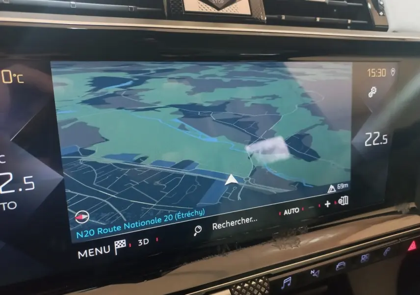 Écran tactile 12 pouces du système de navigation 3D du DS7 Crossback gris foncé, affichage couleur et commandes intégrées.