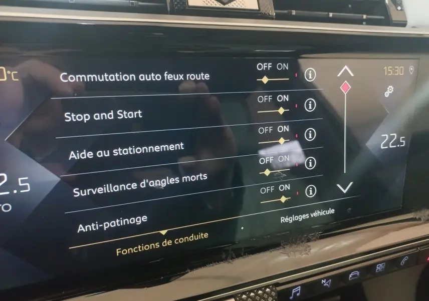 Écran tactile central du DS7 Crossback 2021 affichant les réglages d’aides à la conduite et la température intérieure.