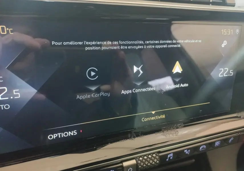 Écran tactile central du DS7 Crossback gris foncé, affichant les options Apple CarPlay, Android Auto et connectivité.