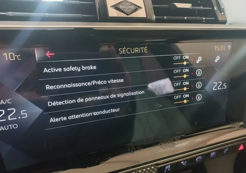 Écran tactile du tableau de bord du DS7 Crossback gris foncé, affichant les réglages de sécurité.