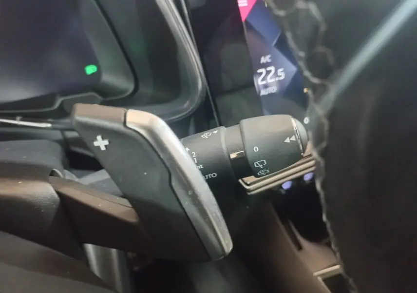 Gros plan sur la palette de changement de vitesse droite et le commodo d’essuie-glace du DS7 Crossback gris foncé, intérieur moderne.