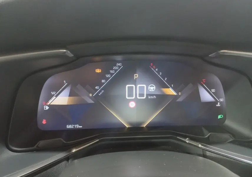 Gros plan sur le tableau de bord numérique du DS7 Crossback 2021, affichage moderne avec compteurs digitaux.