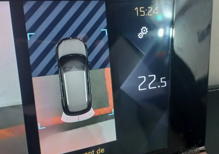 Affichage tactile intérieur montrant la vue aérienne du DS7 Crossback gris foncé en stationnement avec capteurs actifs.