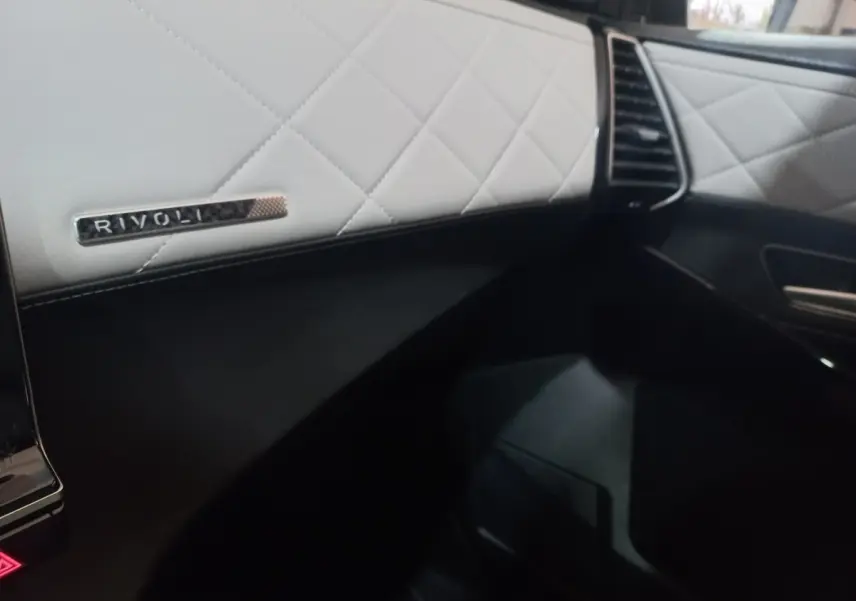 Détail de la garniture intérieure blanche matelassée avec logo Rivoli sur la portière côté passager du DS7 Crossback.