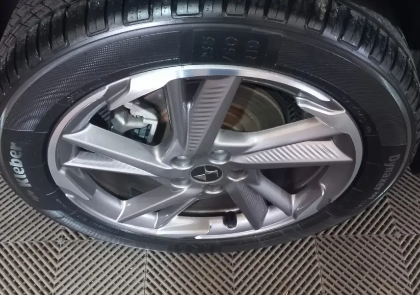 Gros plan sur la jante alliage argentée et le pneu Kleber Dynaxer HP3 du DS7 Crossback gris foncé.