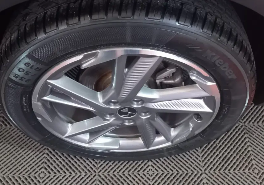 Gros plan sur la jante alliage argentée et le pneu Kleber du DS7 Crossback gris foncé, vue latérale rapprochée.