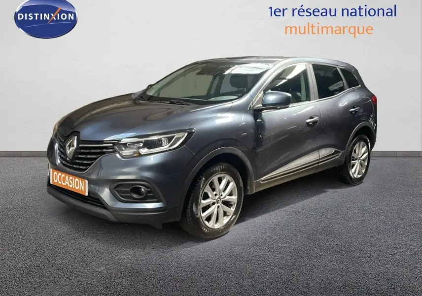 Renault Kadjar gris titanium metal en 3/4 avant droit, mettant en valeur ses jantes alliage et ses feux LED.