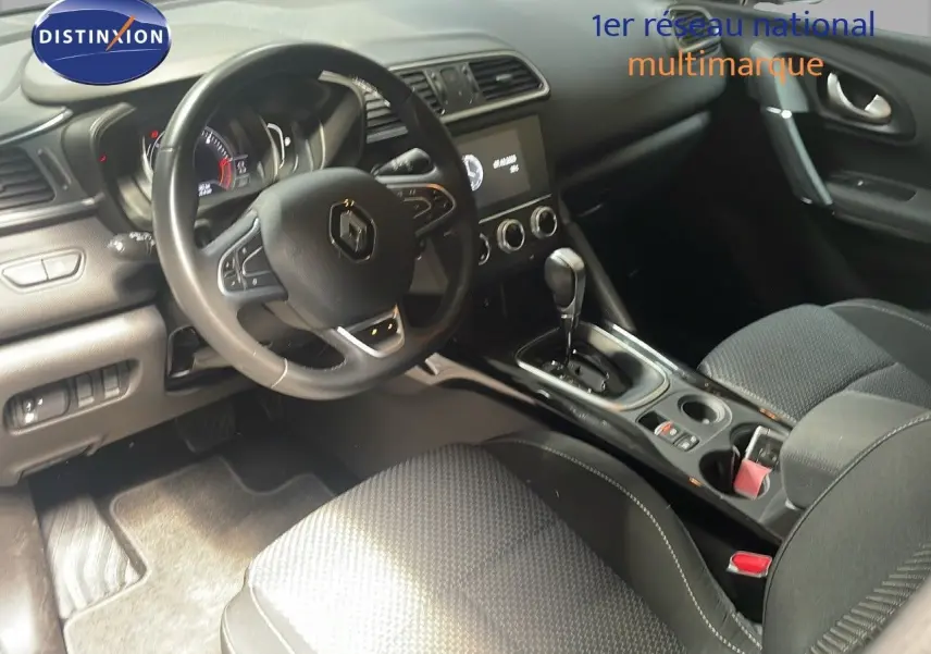 Vue intérieure côté conducteur du Renault Kadjar 2021, volant multifonction et console centrale avec boîte automatique.