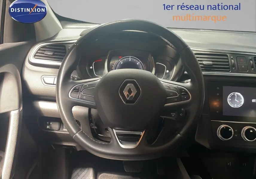 Vue intérieure centrée sur le volant Renault du Kadjar 2021 avec tableau de bord et écran tactile allumé.