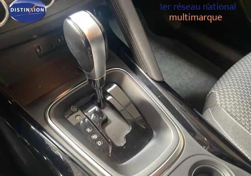 Le levier de vitesse automatique noir et argenté du Renault Kadjar 2021, avec console centrale et siège tissu gris visible.