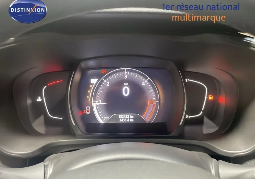 Vue rapprochée du tableau de bord numérique du Renault Kadjar gris titanium, affichant le compteur et les voyants allumés.