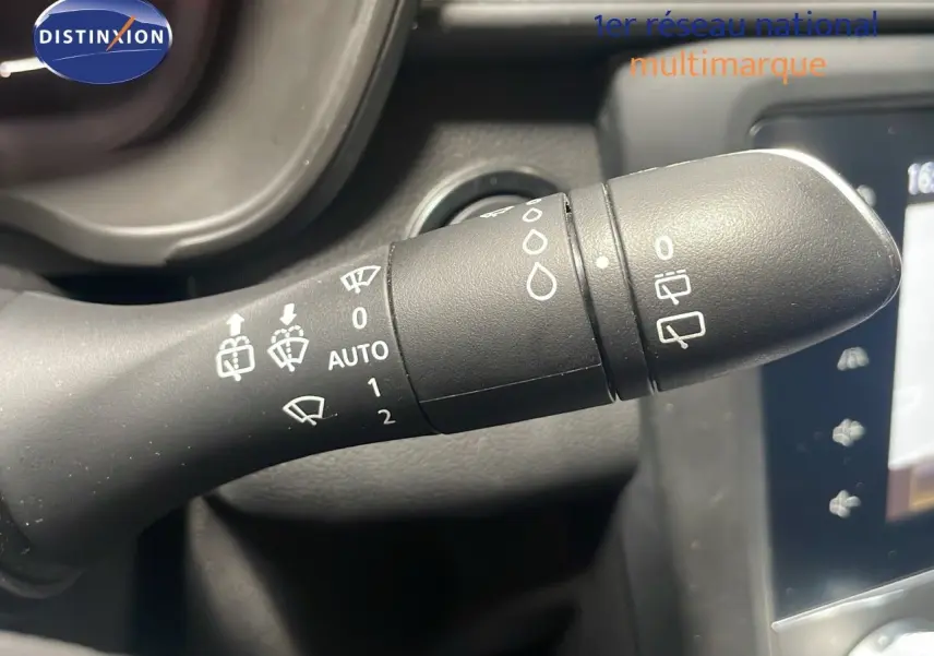 Gros plan sur la commande des essuie-glaces du Renault Kadjar gris titanium, montrant les réglages automatiques et manuels.