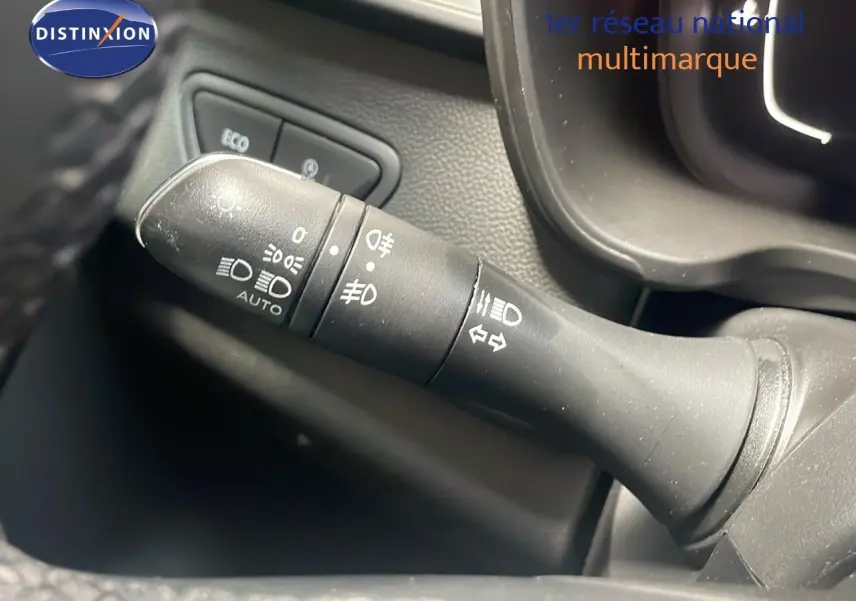 Gros plan sur la commande des phares et clignotants du Renault Kadjar gris titanium, côté gauche du volant.