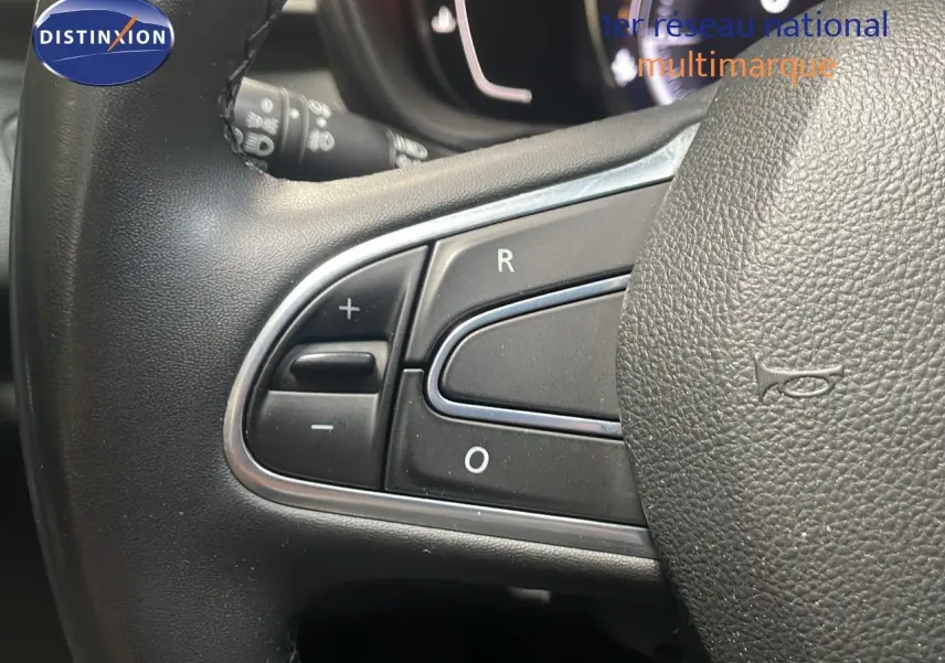 Gros plan sur les commandes au volant du Renault Kadjar 2021, finition Business, intérieur noir avec boutons de régulateur.