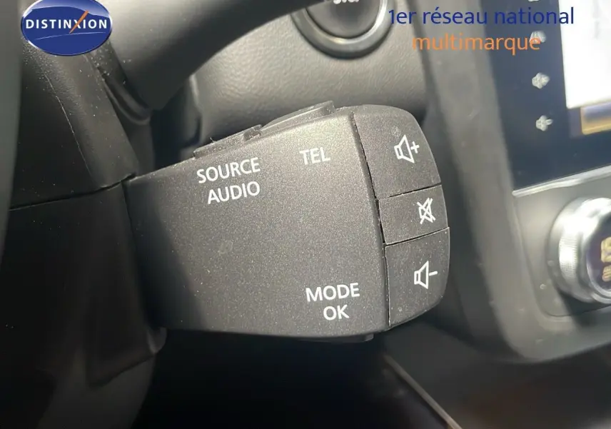 Gros plan sur la commande audio au volant du Renault Kadjar gris titanium, avec boutons source, téléphone et volume.