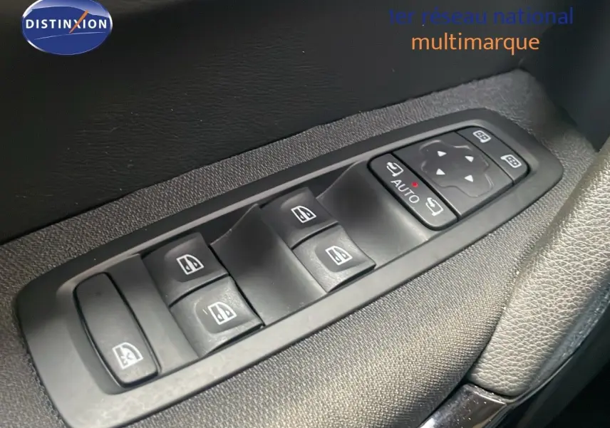 Gros plan sur les commandes électriques des vitres et rétroviseurs côté conducteur du Renault Kadjar gris titanium 2021.