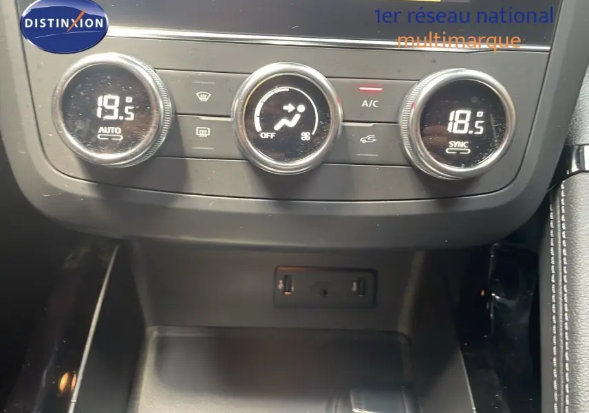 Gros plan sur la console centrale du Renault Kadjar 2021, montrant les commandes de climatisation et les ports USB.