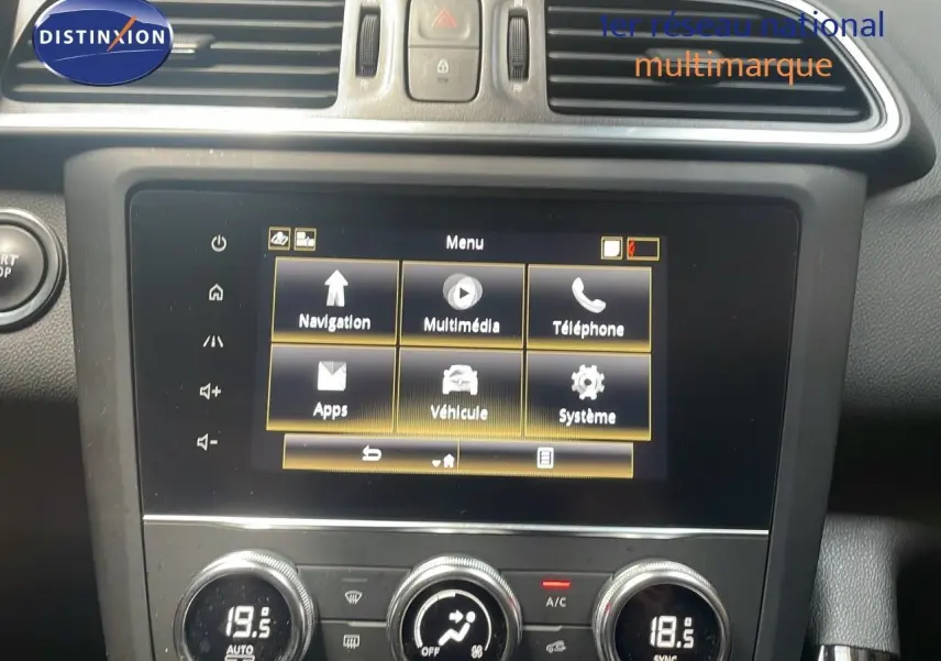 Vue rapprochée de l’écran tactile et de la console centrale du Renault Kadjar gris titanium, affichant le menu multimédia.