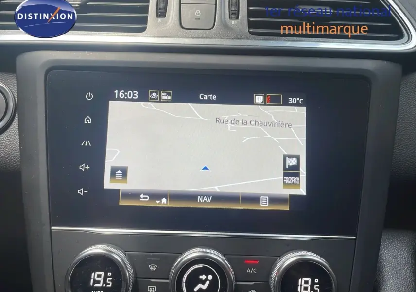 Écran tactile central avec navigation GPS du Renault Kadjar gris titanium, vue intérieure du tableau de bord.