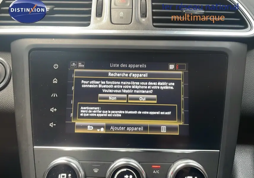 Vue rapprochée de l’écran tactile central et des commandes de climatisation du Renault Kadjar gris titanium.
