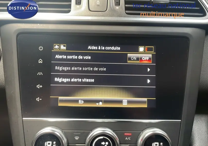 Écran tactile central du Renault Kadjar gris titanium, affichant les réglages d'aide à la conduite en intérieur.