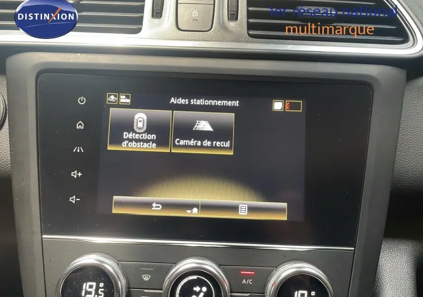 Écran tactile central du Renault Kadjar gris titanium montrant les aides au stationnement avec détection d'obstacle et caméra de recul.