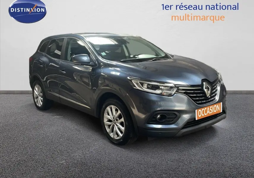 Renault Kadjar gris titanium métal en 3/4 avant droit, SUV compact avec feux LED et calandre distinctive.