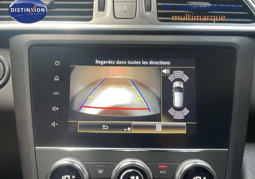 Écran central du Renault Kadjar Business 2021 montrant la caméra de recul et les capteurs de stationnement.