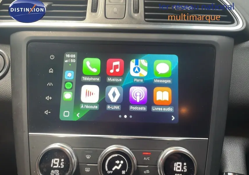 Vue rapprochée de l’écran tactile central du Renault Kadjar 2021 gris titanium, affichant les applications connectées.