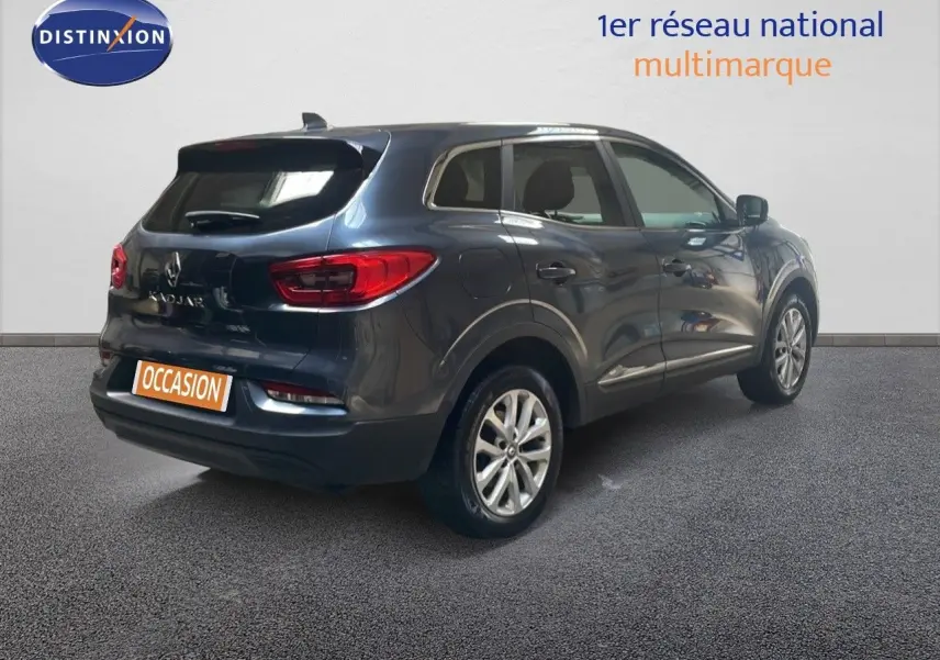 Renault Kadjar gris titanium métal vu en 3/4 arrière droit, avec feux arrière LED et jantes alliage 17 pouces.