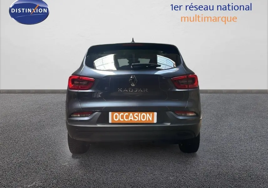 Vue arrière d'une Renault Kadjar gris titanium métal de 2021 avec feux LED et plaque d'immatriculation "OCCASION".