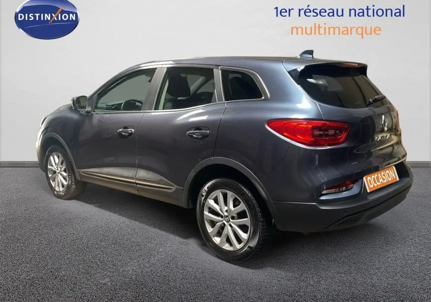 Vue 3/4 arrière droite d'un Renault Kadjar gris titanium métal avec feux arrière LED et jantes alliage 17 pouces.
