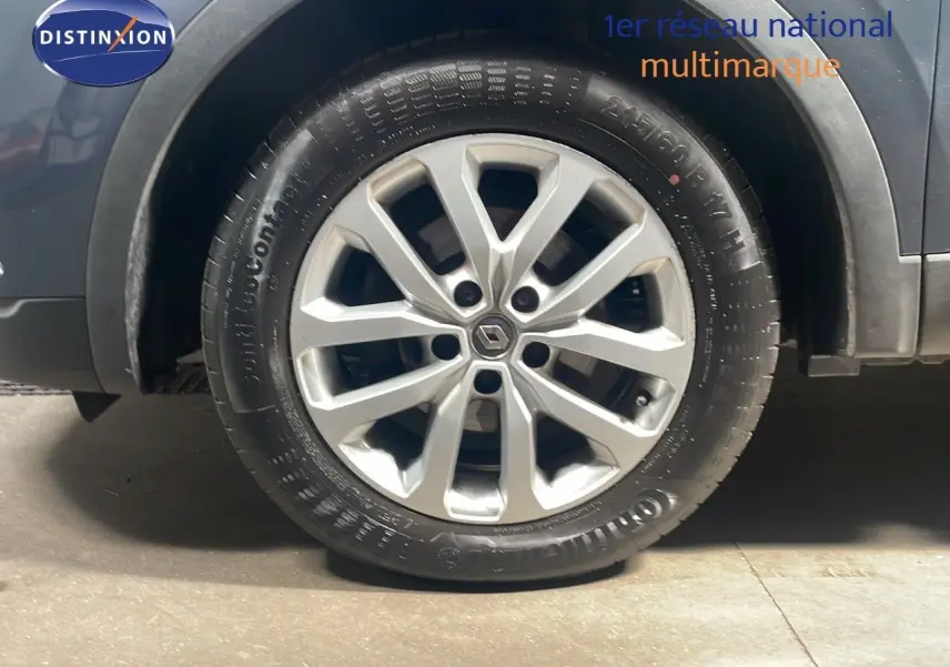 Gros plan sur la roue avant droite du Renault Kadjar gris titanium métal, mettant en valeur la jante alliage et le pneu Continental.
