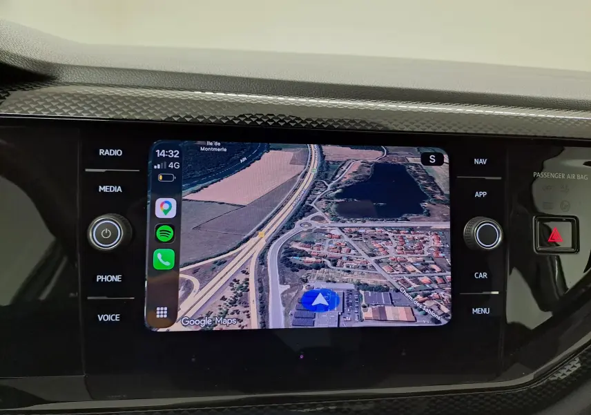 Vue rapprochée de l'écran tactile central du tableau de bord d'une Volkswagen Polo blanche 2024 affichant une carte GPS.