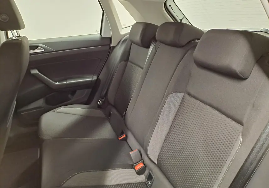 Vue intérieure côté droit des sièges arrière noirs de la Volkswagen Polo 2024, version Life Plus, tissu texturé.
