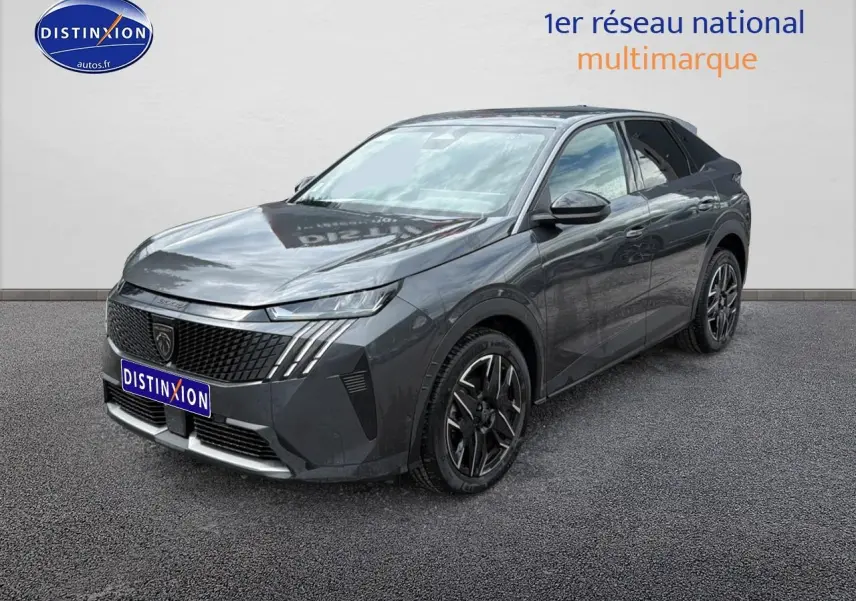 Peugeot 3008 gris titane en 3/4 avant droit, avec calandre distinctive et jantes alliage noires.