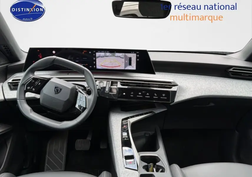 Vue intérieure avant du Peugeot 3008 2025 gris titane, avec tableau de bord numérique et volant multifonction cuir.