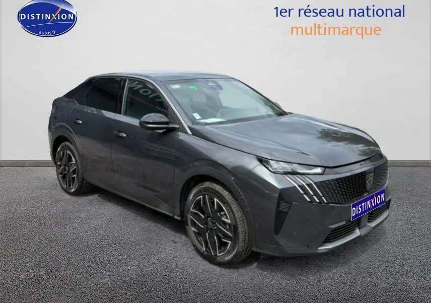 Peugeot 3008 gris titane en 3/4 avant droit, avec jantes alu noires et feux LED distinctifs.