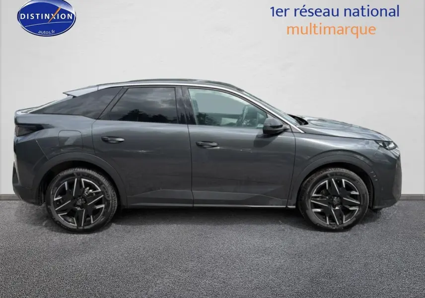 Peugeot 3008 gris titane vue de profil côté gauche, jantes alliage noires et vitres arrière surteintées.
