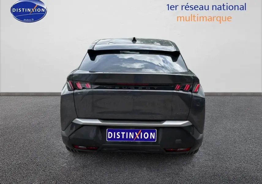Vue arrière d’un Peugeot 3008 gris titane avec feux LED et becquet arrière visible sur fond neutre.