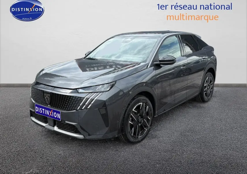 Peugeot 3008 gris titane en 3/4 avant droit, avec calandre noire et jantes alliage distinctives.