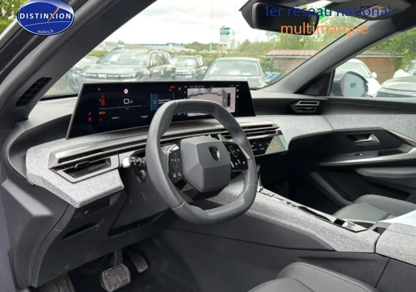 Vue intérieure côté conducteur du Peugeot 3008 gris titane, mettant en valeur le tableau de bord numérique et le volant multifonction cuir.