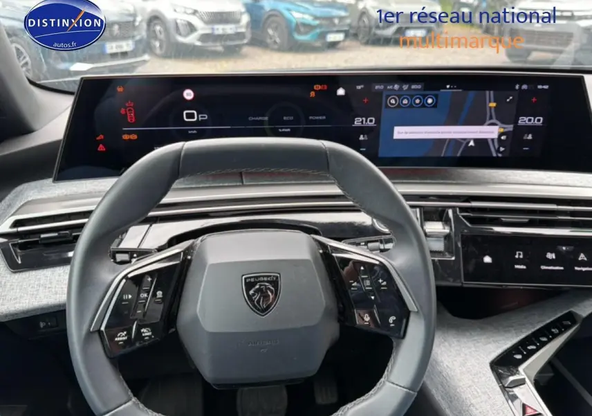 Vue intérieure centrée sur le volant cuir multifonction et l'écran tactile du Peugeot 3008 gris titane 2025.