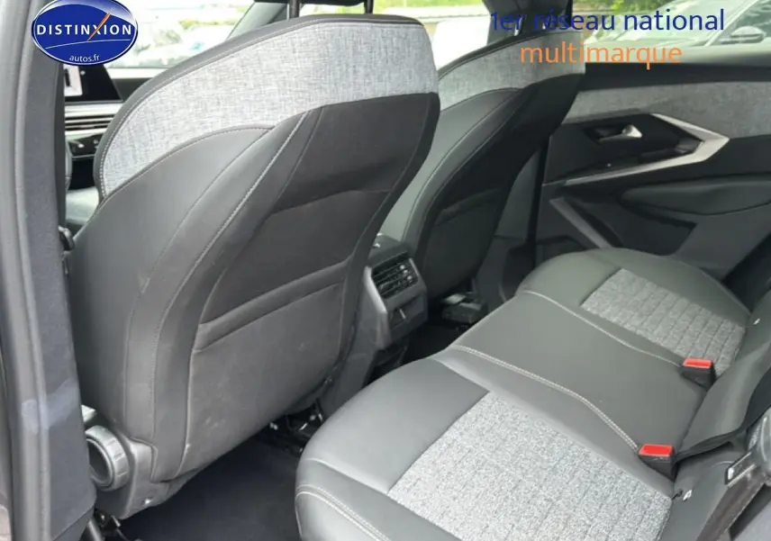 Vue intérieure arrière côté droit du Peugeot 3008 gris titane, avec sellerie mixte tissu et cuir gris et noir.