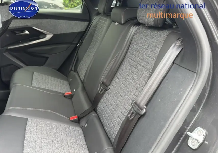 Vue intérieure côté droit montrant la banquette arrière bi-matière grise et noire du Peugeot 3008 gris titane 2025.