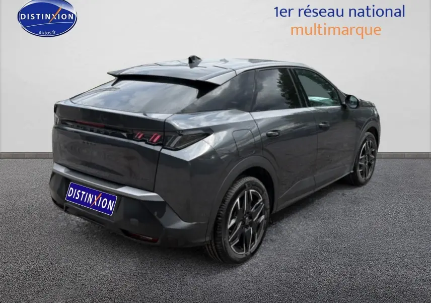 Peugeot 3008 gris titane en 3/4 arrière droit, avec jantes alu et feux arrière LED distinctifs.