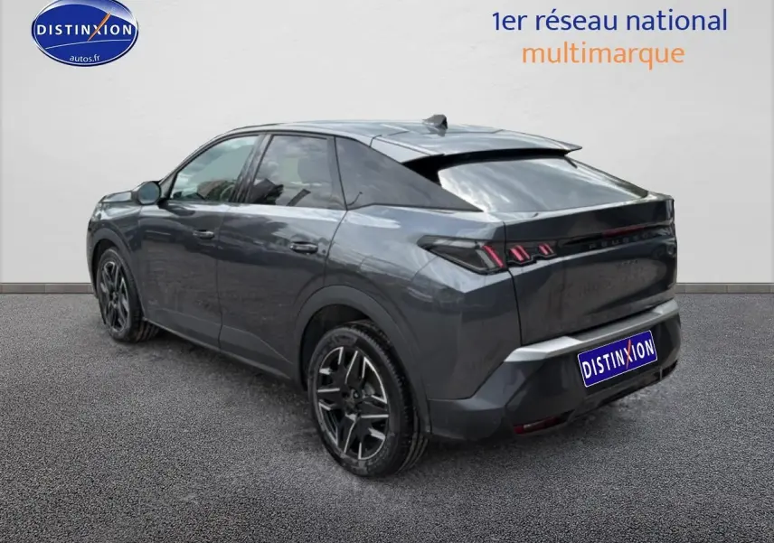 Peugeot 3008 gris titane vue 3/4 arrière droit, avec feux arrière LED et jantes alliage noires.