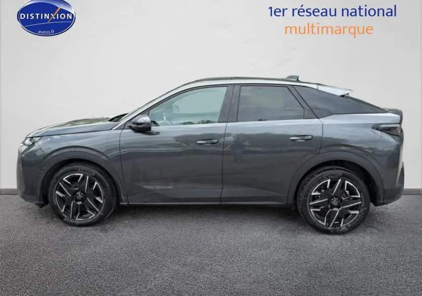 Peugeot 3008 gris titane vue de profil côté gauche, jantes alliage noires et toit noir contrasté.